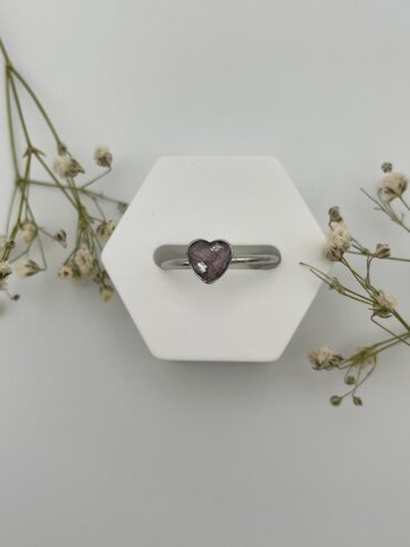 Anillo corazón con pétalos de flor lila clarito