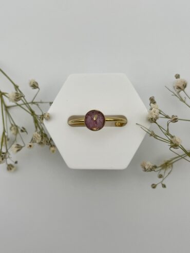 Anillo redondo con pétalos de flor lila clarito