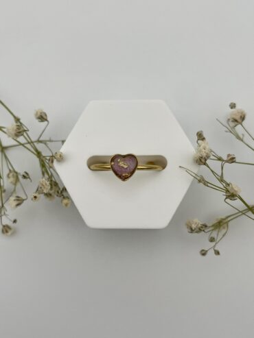 Anillo corazón con pétalos de flor lila clarito