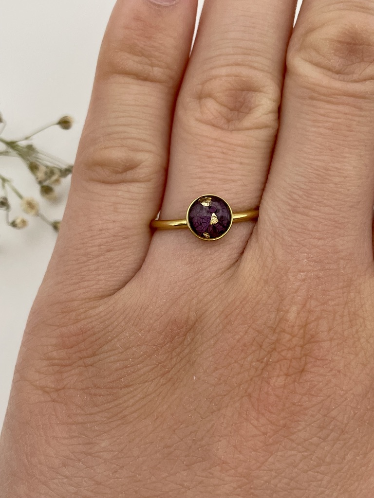 Anillo redondo con pétalos de flor morada oscura - Imagen 2