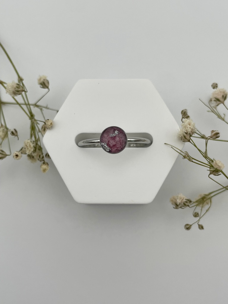 Anillo redondo con pétalos de flor lila clarito