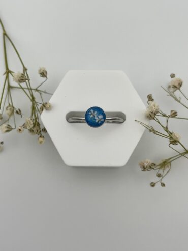 Anillo redondo azul con florecitas blancas