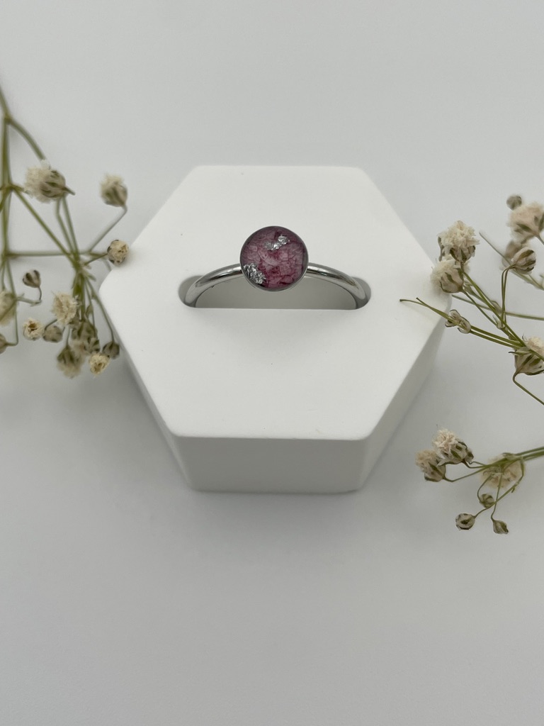 Anillo redondo con pétalos de flor lila clarito - Imagen 2