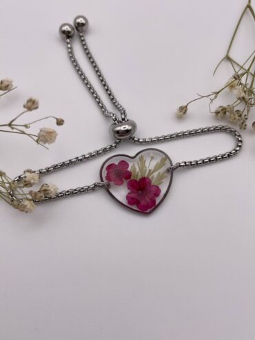 Pulsera corazón con flores rojas y hoja verde