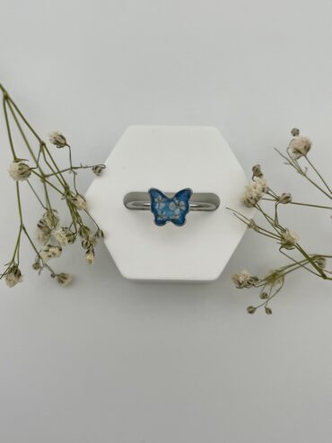Anillo mariposa azul con florecitas blancas