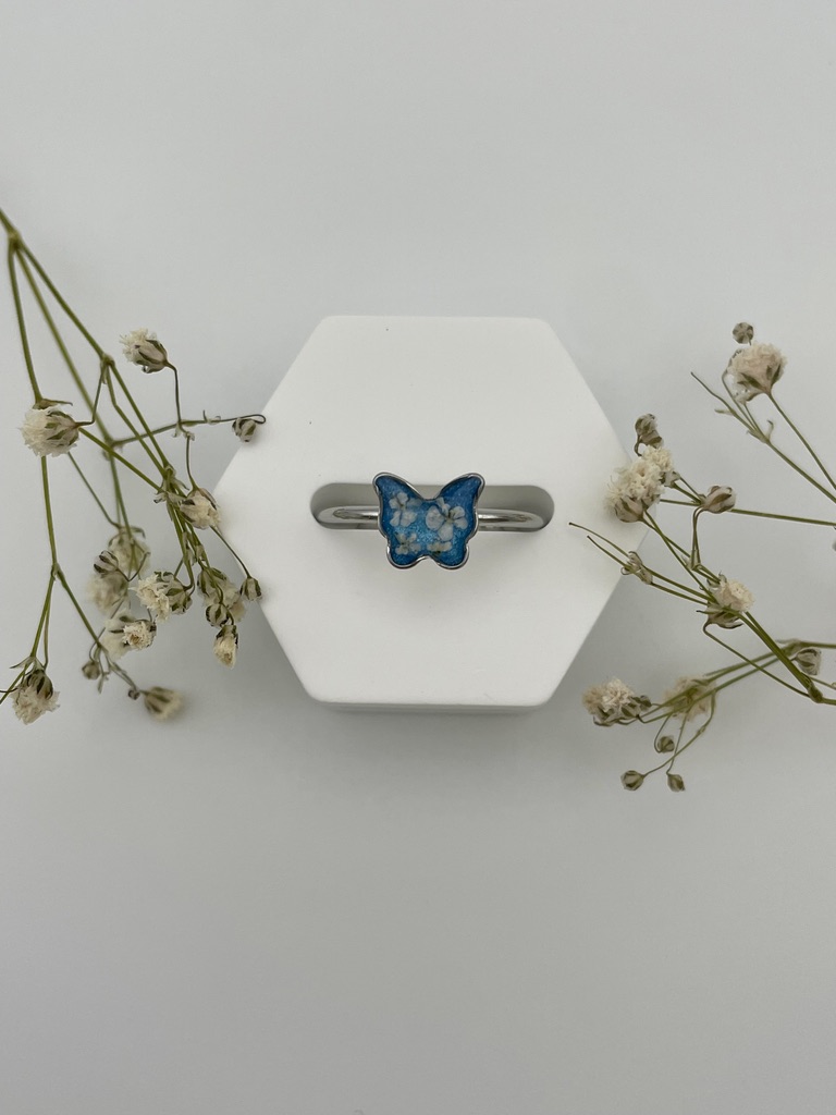 Anillo mariposa azul con florecitas blancas