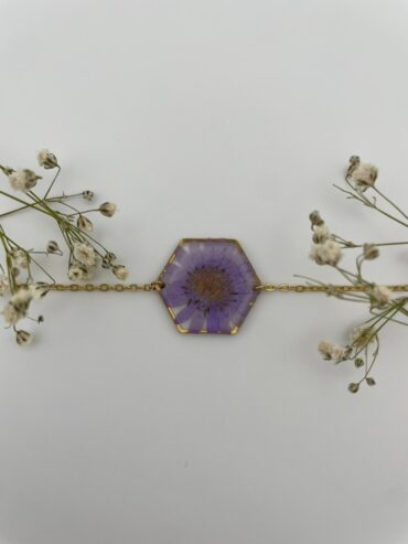 Pulsera hexágono con margarita lila