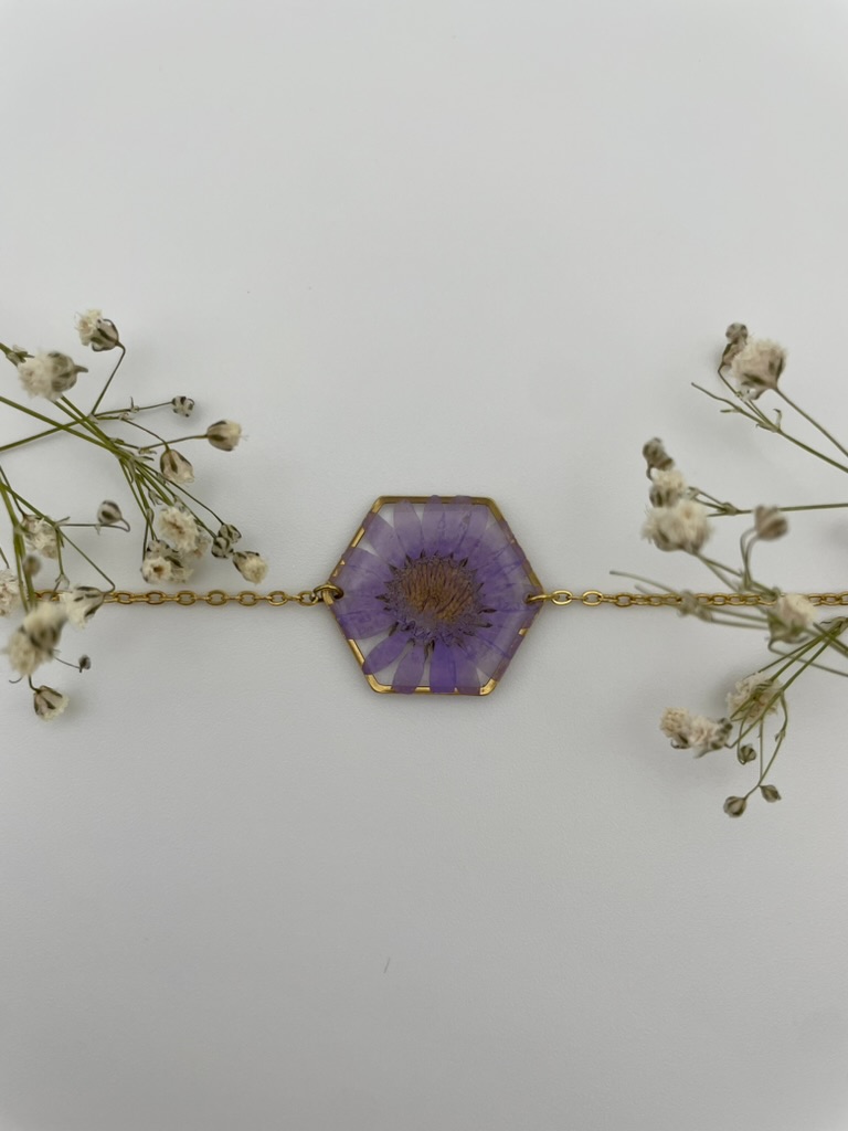 Pulsera hexágono con margarita lila