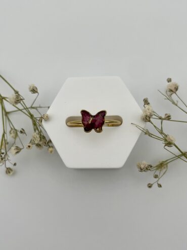 Anillo mariposa con pétalos de rosas