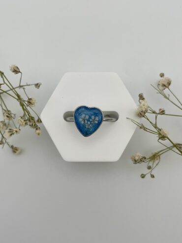 Anillo corazón azul con florecitas blancas