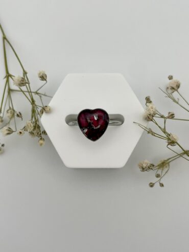 Anillo corazón con pétalos de rosas