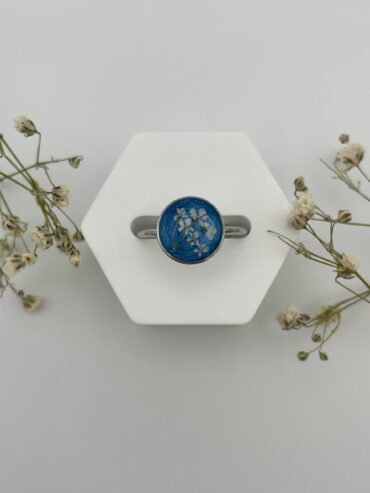 Anillo redondo azul con florecitas blancas