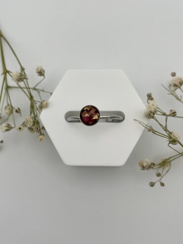 Anillo redondo con pétalos de rosas