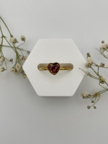 Anillo corazón con pétalos de rosas