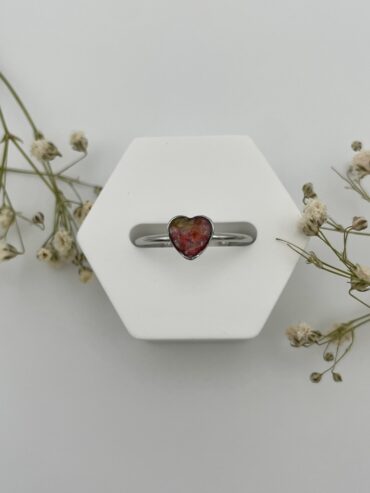 Anillo corazón con pétalos de flores mixtas