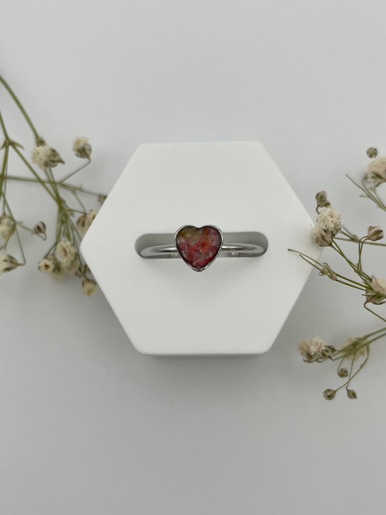 Anillo corazón con pétalos de flores mixtas