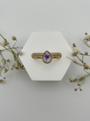 Anillo gota blanco con florecita lila oscuro
