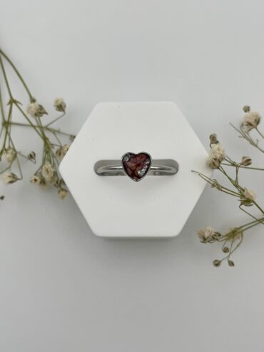 Anillo corazón con pétalos de rosas
