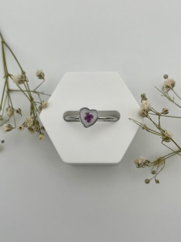 Anillo corazón blanco con florecita lila oscuro