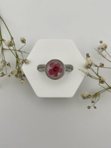 Anillo redondo blanco con flor burdeos