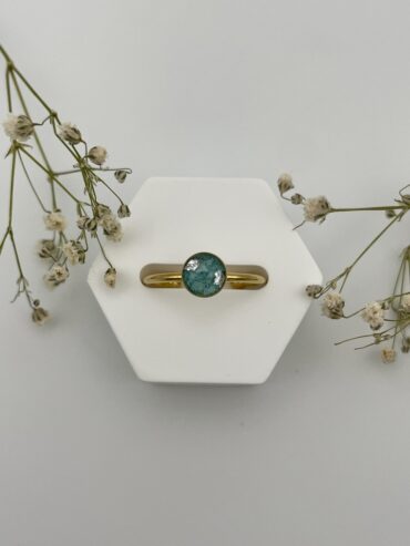 Anillo redondo con pétalos de flor azul