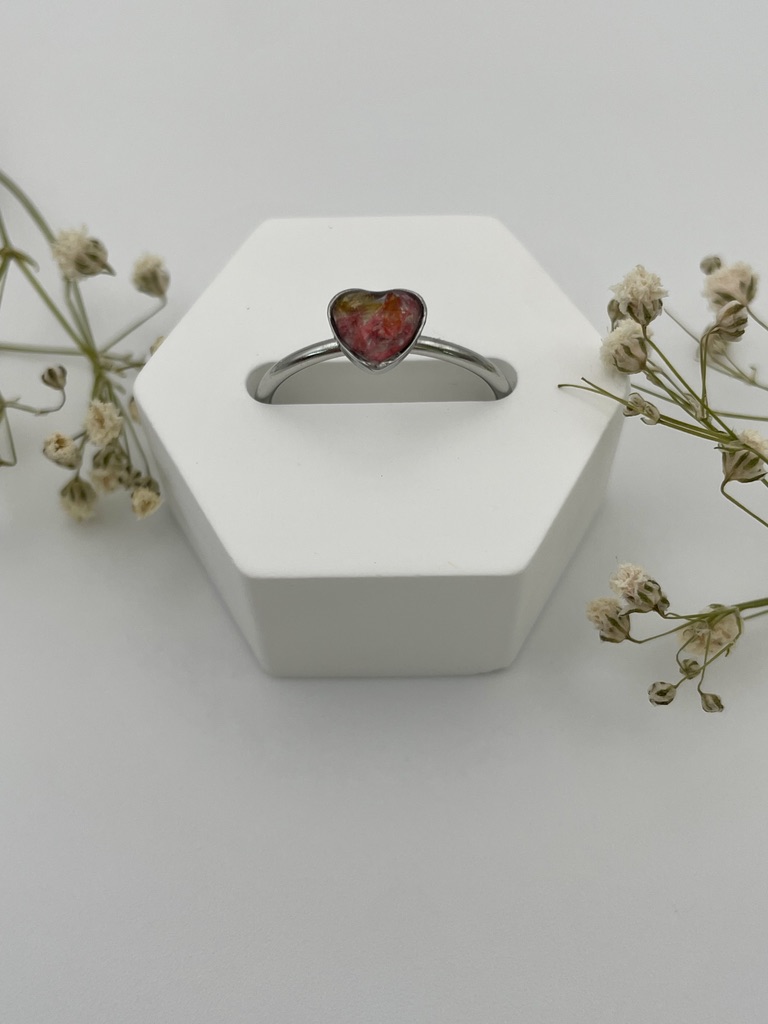 Anillo corazón con pétalos de flores mixtas - Imagen 2