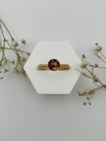 Anillo redondo con pétalos de rosas