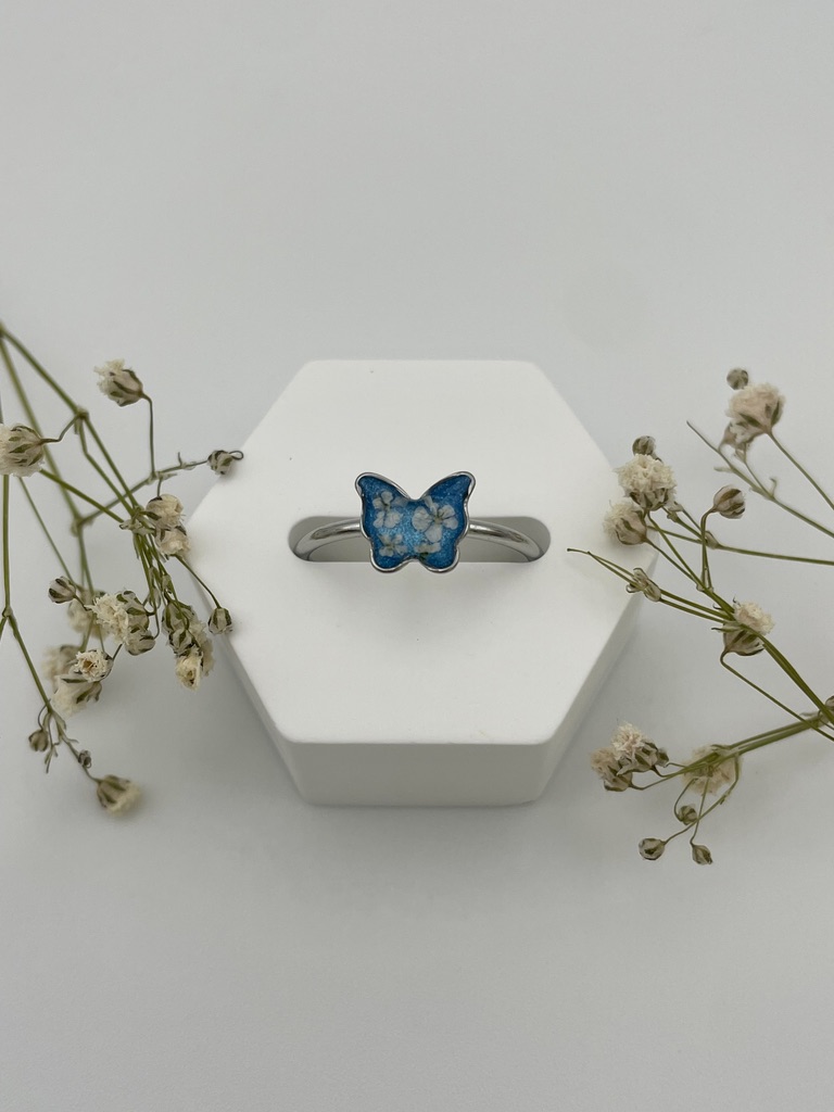 Anillo mariposa azul con florecitas blancas - Imagen 2