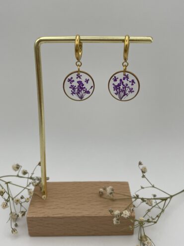 Pendientes redondos con florecitas lila oscuro