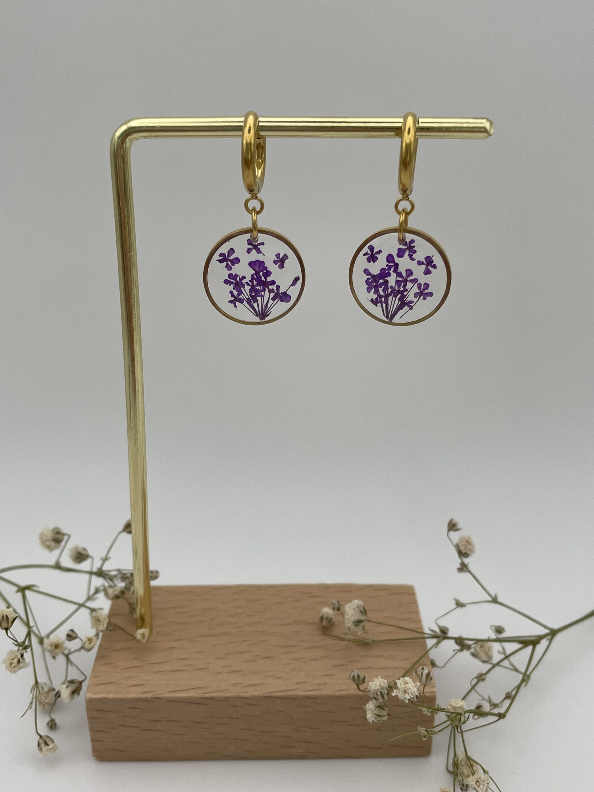 Pendientes redondos con florecitas lila oscuro