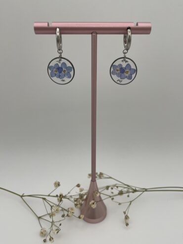Pendientes redondos con flores azules y pisquitos plateados