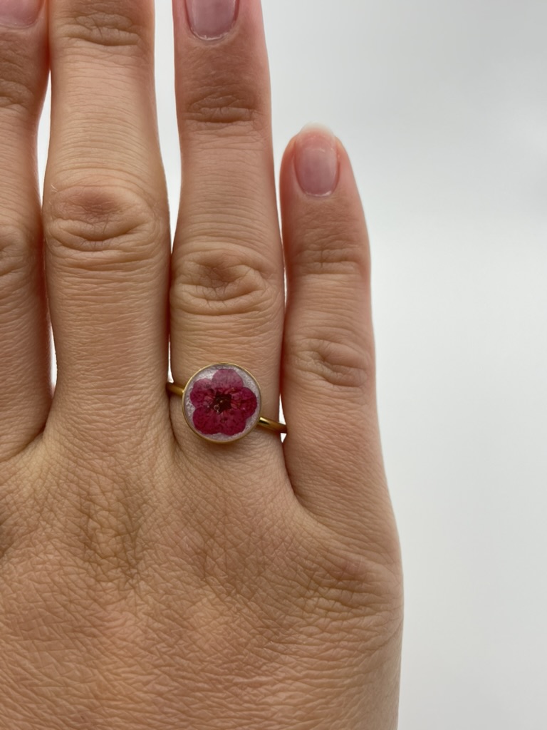 Anillo redondo blanco con flor burdeos - Imagen 2