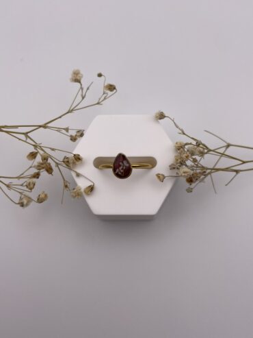 Anillo gota burdeos con florecitas blancas