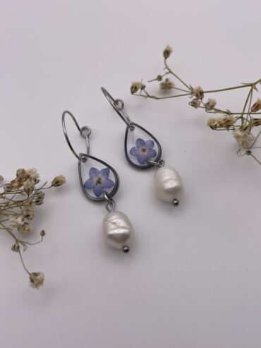 Pendientes gota con flor azul y perlas