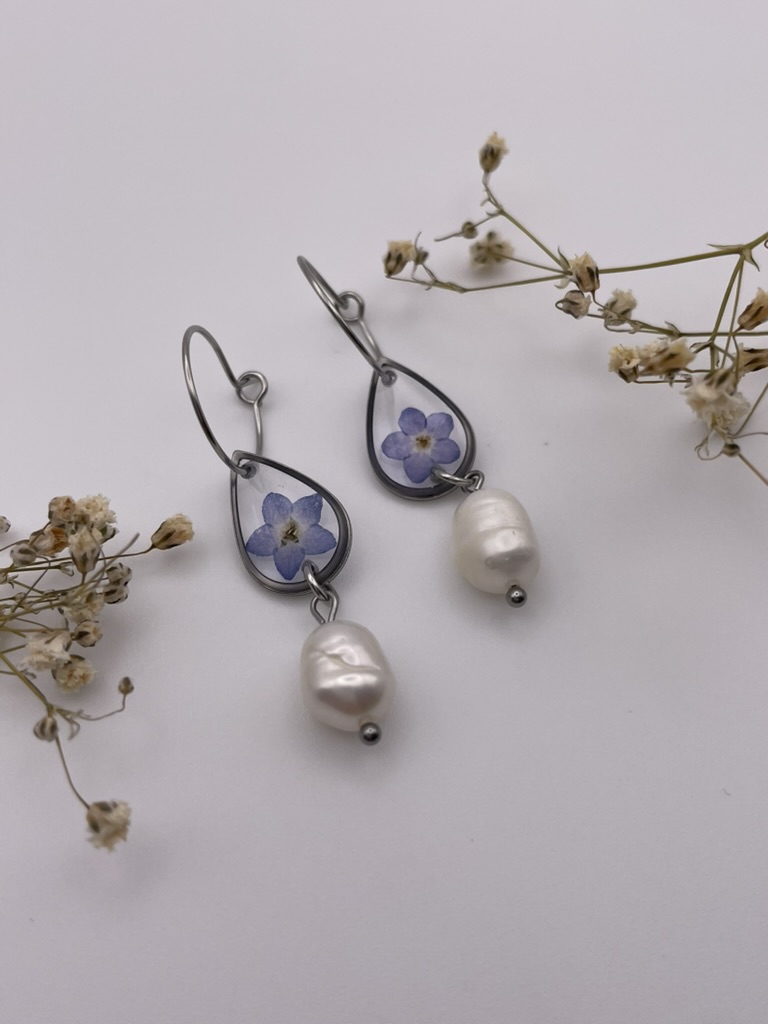 Pendientes gota con flor azul y perlas