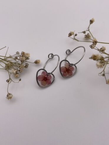 Pendientes corazón con flor burdeos