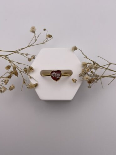 Anillo corazón burdeos con florecitas blancas