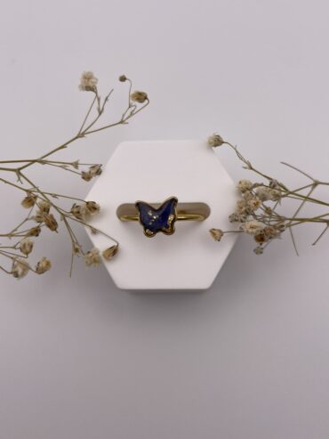 Anillo mariposa con pétalos de flor azul