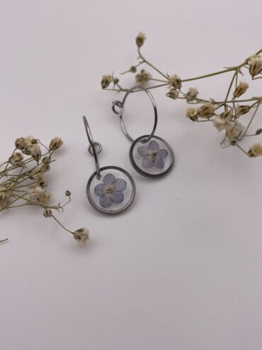 Pendientes redondos con flor azul