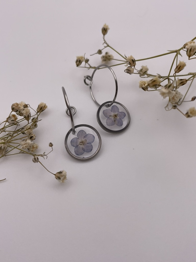 Pendientes redondos con flor azul