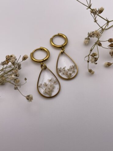 Pendientes gota con florecitas blancas