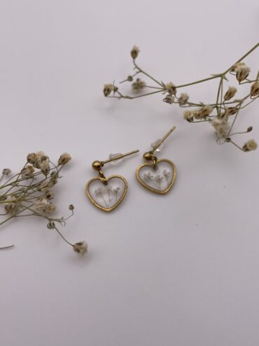 Pendientes corazón con florecitas blancas