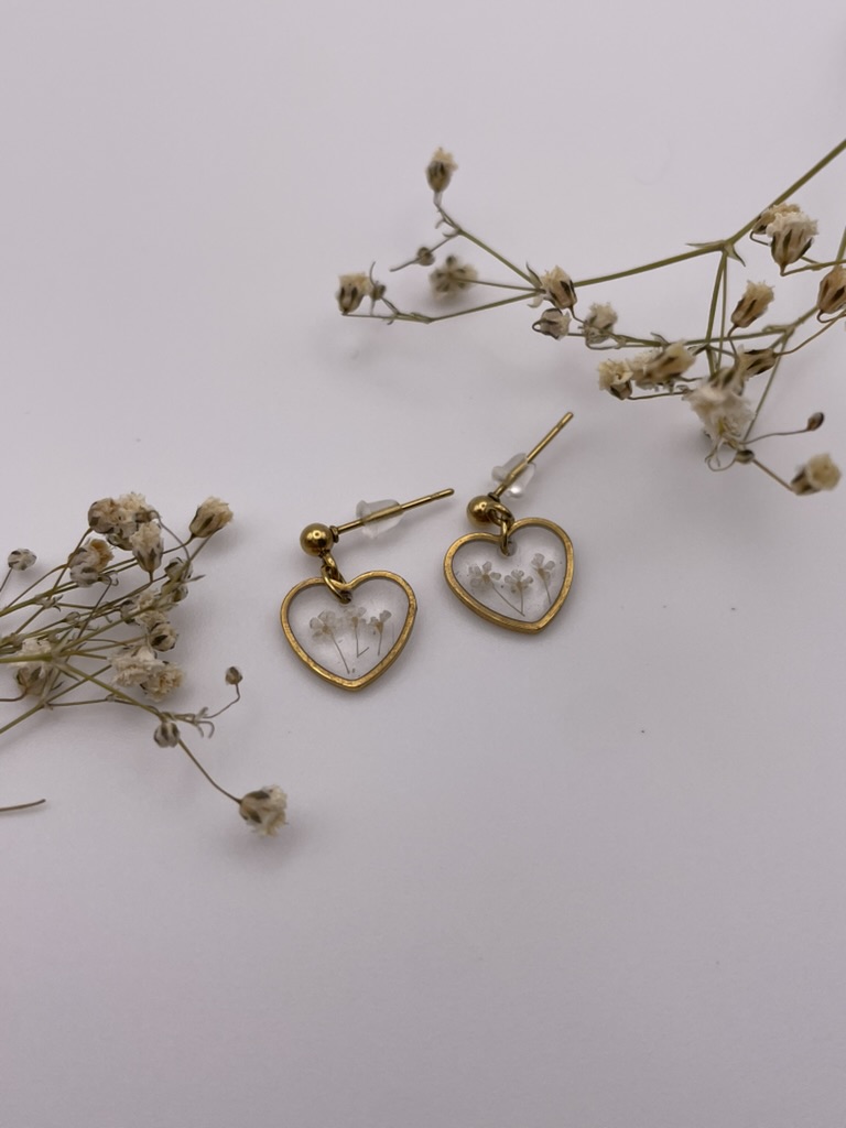Pendientes corazón con florecitas blancas