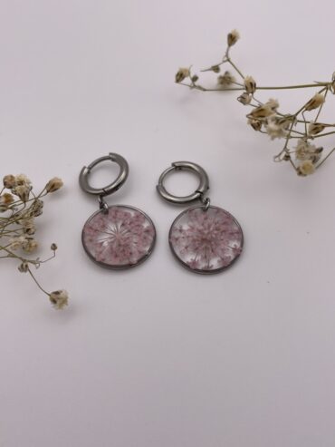 Pendientes redondos con florecitas rosa claro