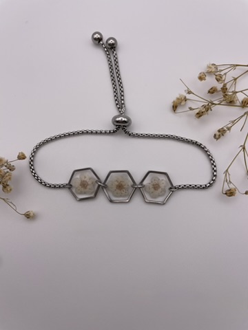 Pulsera 3 abalorios hexágono con flores blancas
