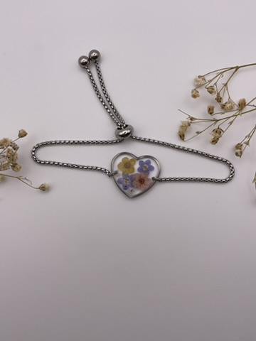 Pulsera corazón con flores azules, amarilla y rosa claro