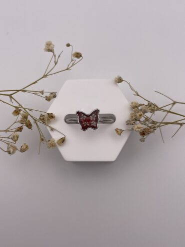 Anillo mariposa burdeos con florecitas blancas
