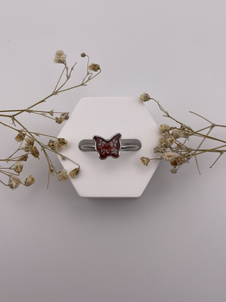 Anillo mariposa burdeos con florecitas blancas