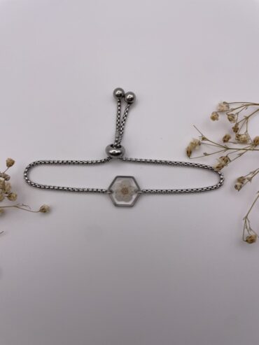 Pulsera hexágono con flor blanca