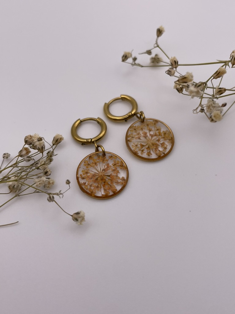 Pendientes redondos con florecitas naranjas
